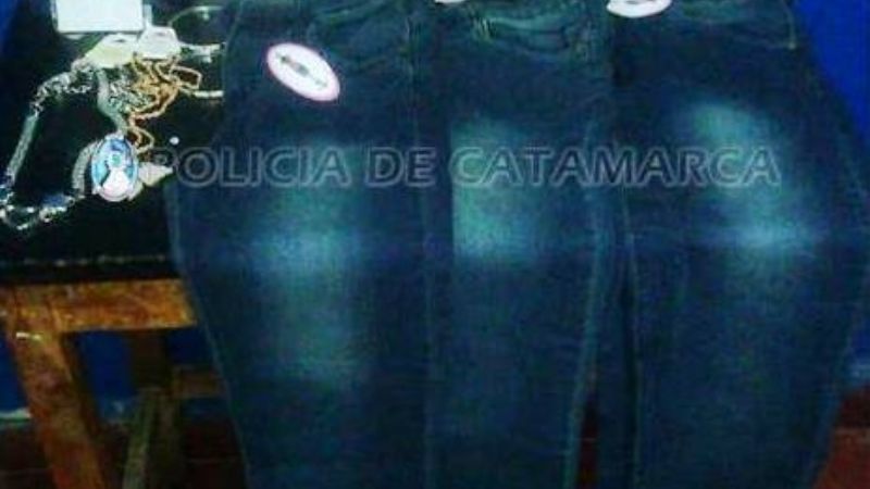Aprehenden a un joven que robó tres jeans y joyas de un local