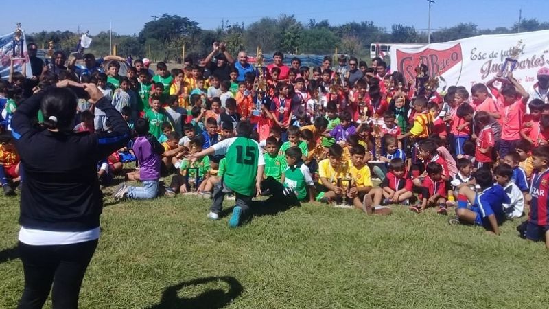 Colorida y masiva premiación del Fútbol Infantil santarroseño