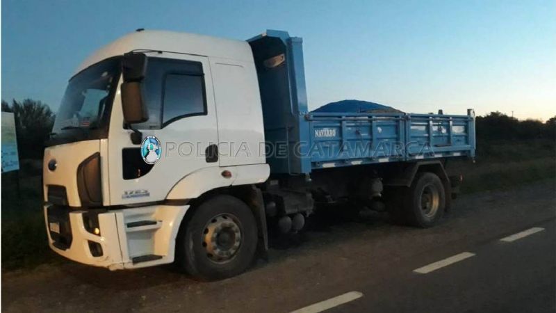 Llevaba bolsas de carbón oculta entre ripio y una lona