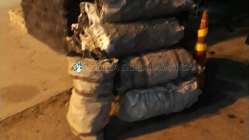 Llevaba bolsas de carbón oculta entre ripio y una lona