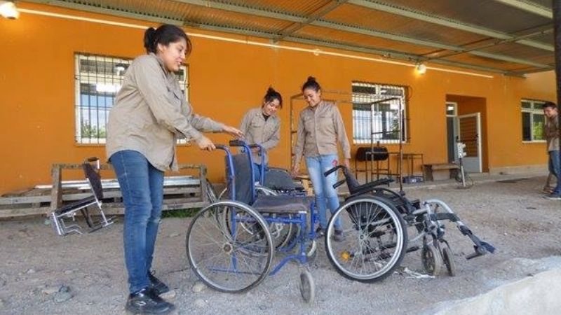 Alumnos reparan sillas de ruedas del hogar de ancianos