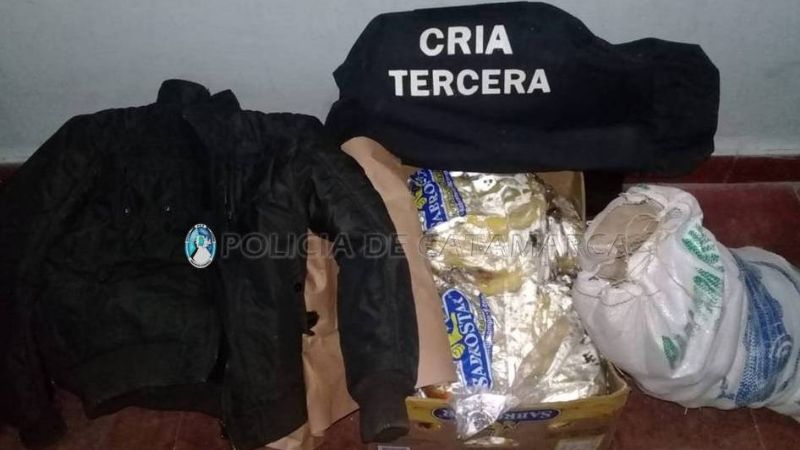Robaron una campera, una bolsa de papas y una caja con frutas