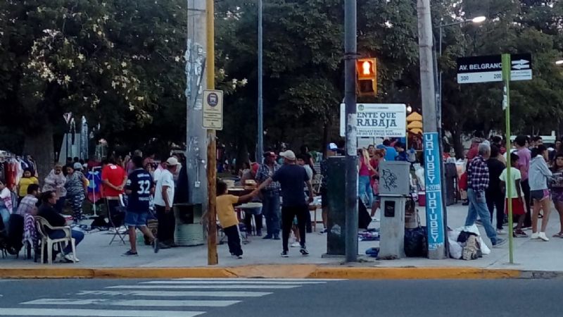 Una mujer se descompensó tras una pelea por los puestos en la Plaza Virgen del Valle
