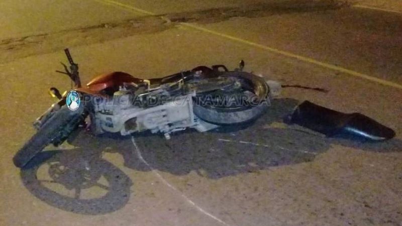 Venezolanos en moto chocaron contra un auto estacionado