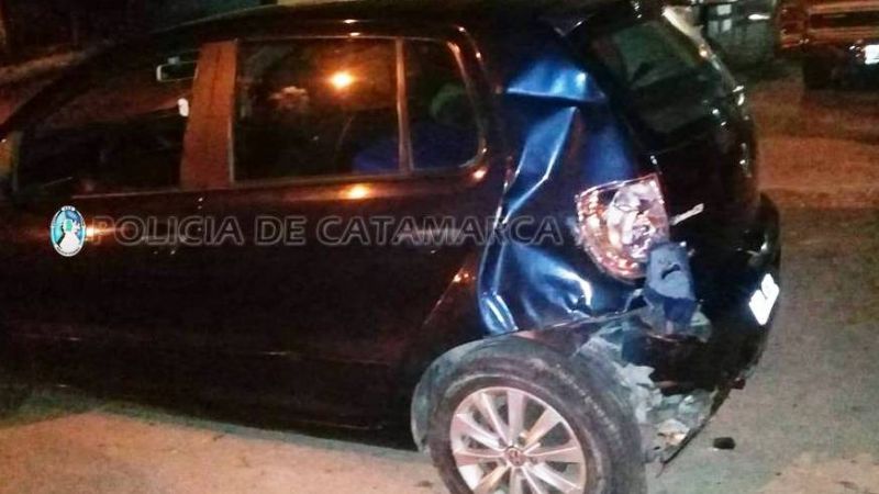 Venezolanos en moto chocaron contra un auto estacionado