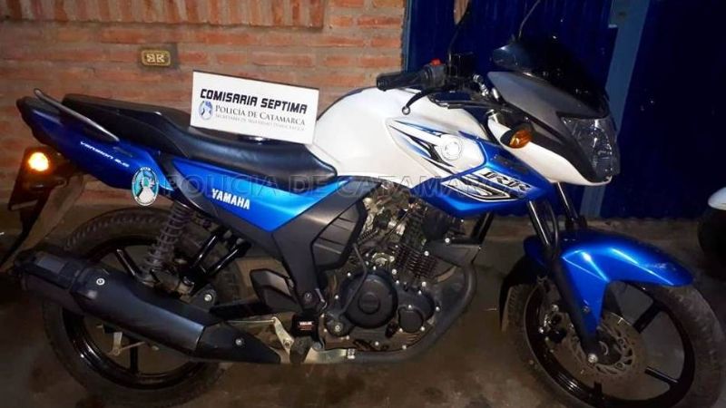 Circulaba en una moto robada con una “espadita”