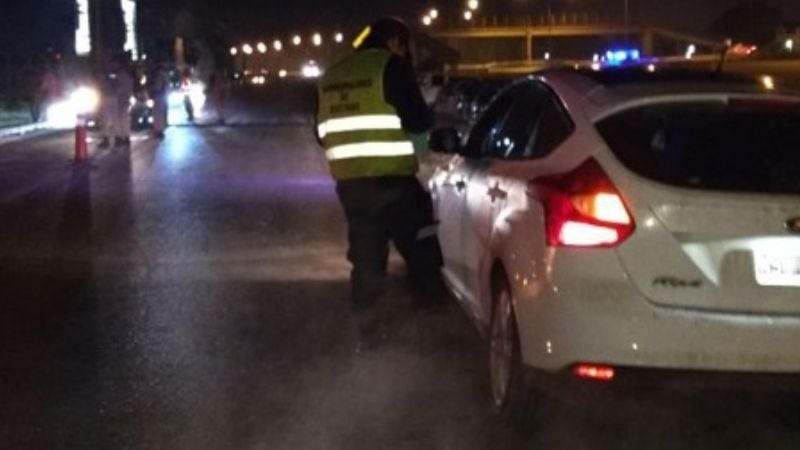 Alcoholizado protagonizó un accidente e intentó agredir policías