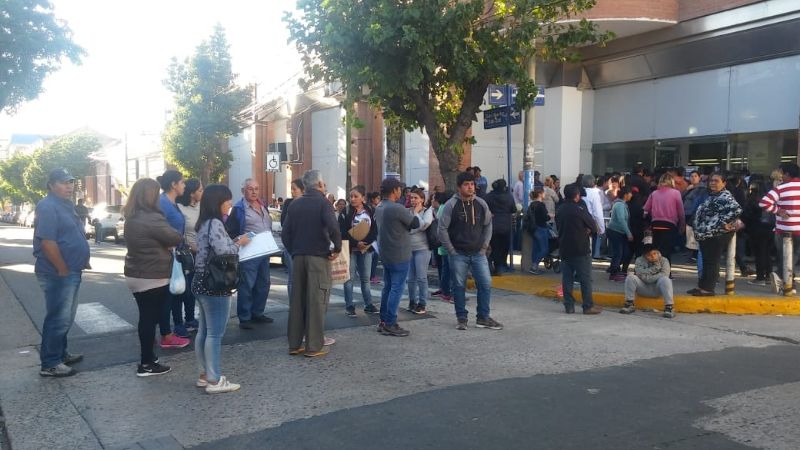 Enojo y protesta de beneficiarios de planes sociales