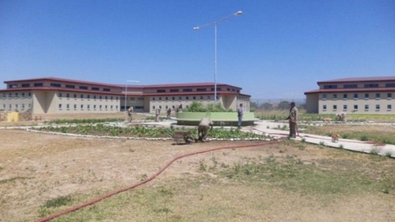 Los presos también piden un aumento salarial