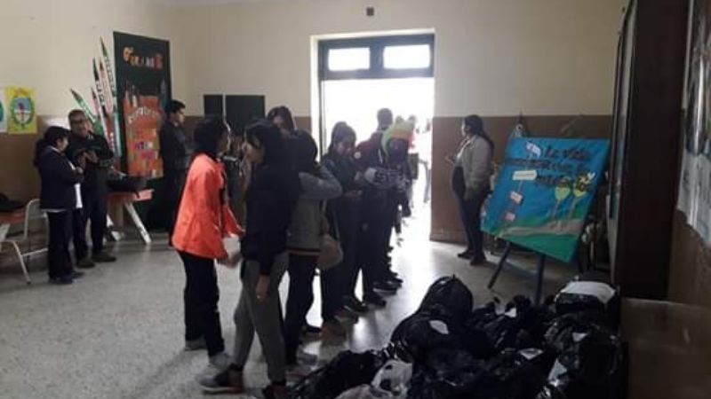 Alumnos solidarios llevaron donaciones a Mutquín