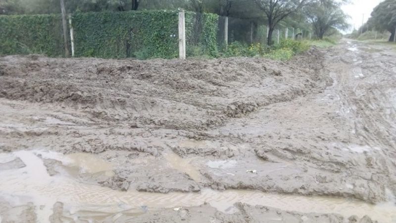 Reclamo de vecinos por mal estado de una calle