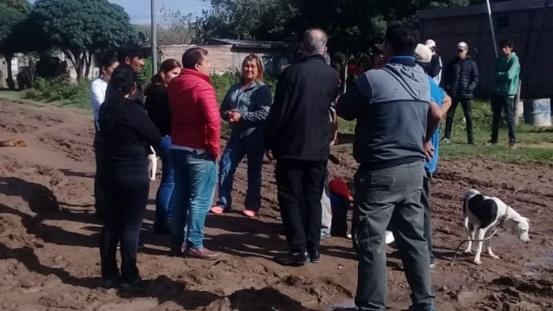 Reclamo de vecinos por mal estado de una calle