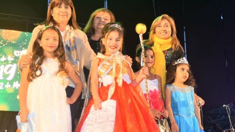 Priscila Vera fue coronada como la Reinita de la Fiesta de la Mandarina