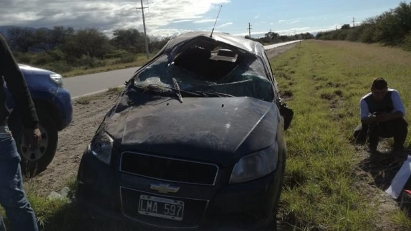 Violento vuelco de un auto en la Ruta Nacional N°38