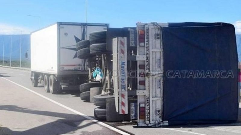 Volcó el acoplado de un camión en Valle Viejo