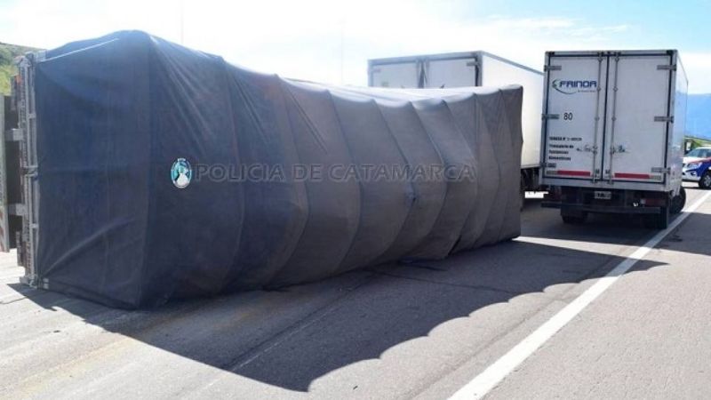 Volcó el acoplado de un camión en Valle Viejo