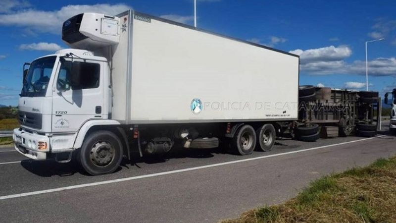 Volcó el acoplado de un camión en Valle Viejo
