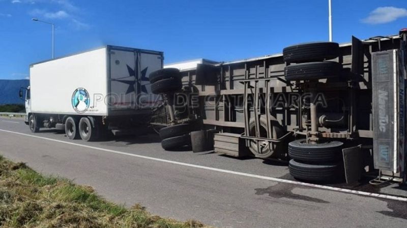 Volcó el acoplado de un camión en Valle Viejo
