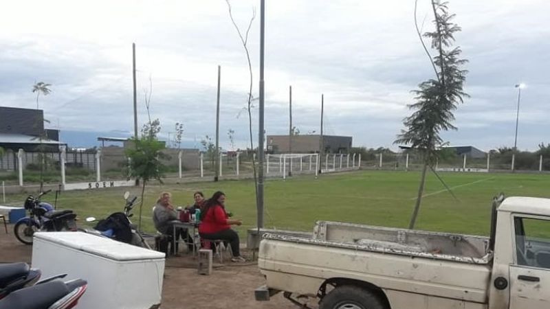 Se descompensó jugando al fútbol, y murió