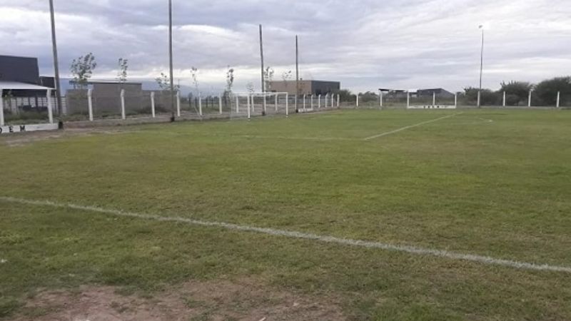 Se descompensó jugando al fútbol, y murió