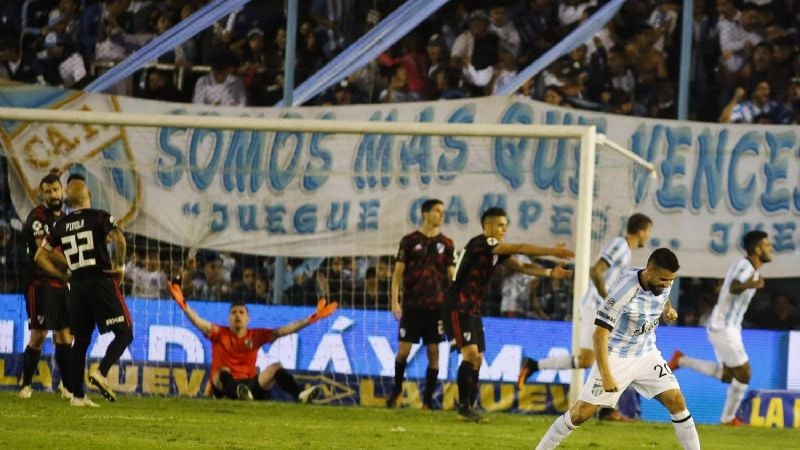 Atlético Tucumán goleó a River 3 a 0