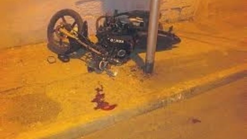Motociclista chocó contra un poste