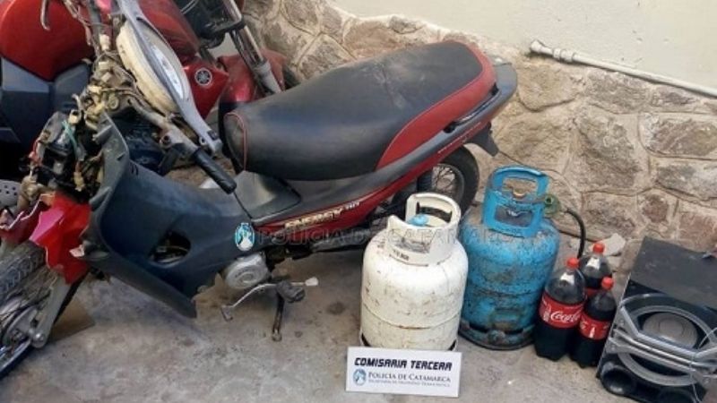 Aprehenden a dos jóvenes tras ser sorprendidos robando