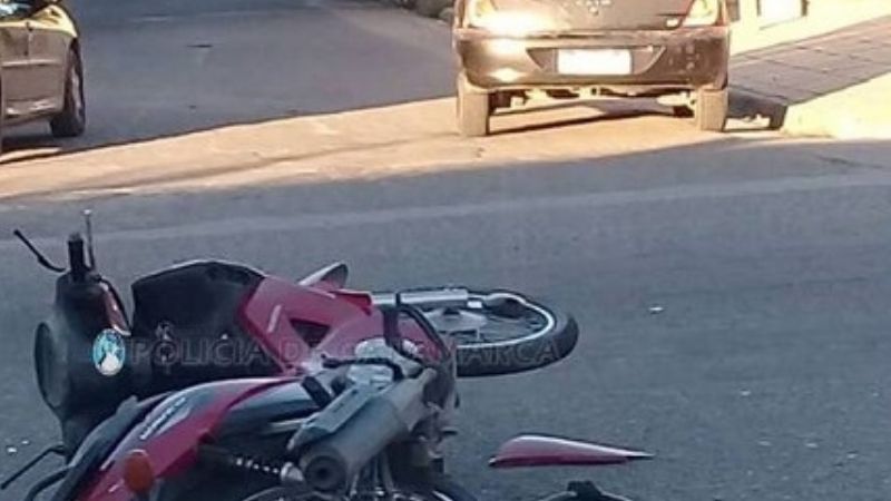 Motociclista impactó contra un auto