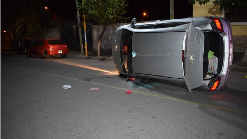 Chocó contra un auto estacionado y volcó