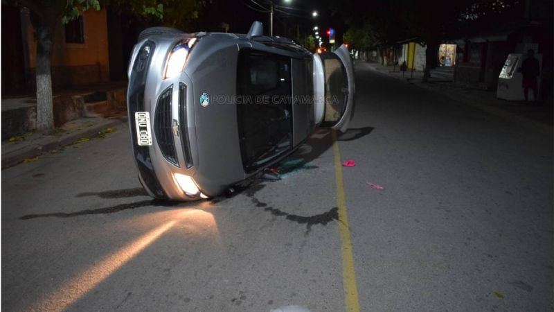 Chocó contra un auto estacionado y volcó