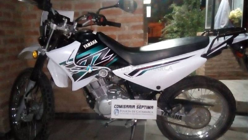 Sorprendieron a un joven robando en un auto y le secuestraron la moto