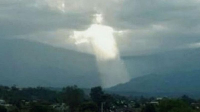Una figura de Jesús en el cielo conmovió al norte argentino