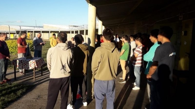 Pastoral Carcelaria entregó rosarios a la virgen