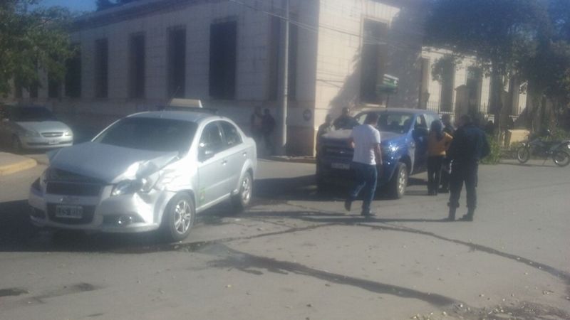 Fuerte choque entre un remis y una camioneta en Valle Viejo