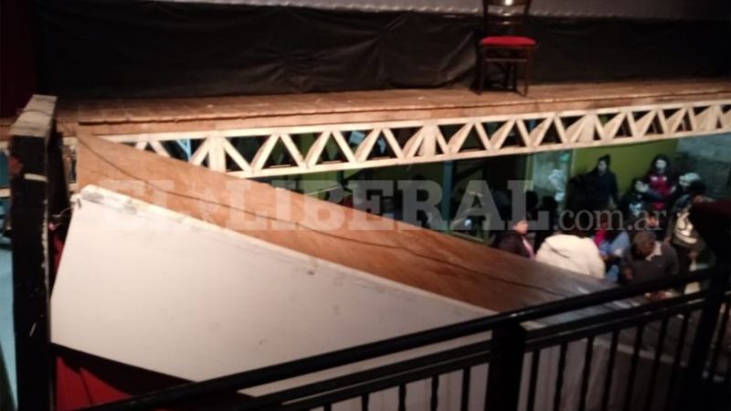 Se desplomó el escenario un teatro en Santiago del Estero y hay varios heridos