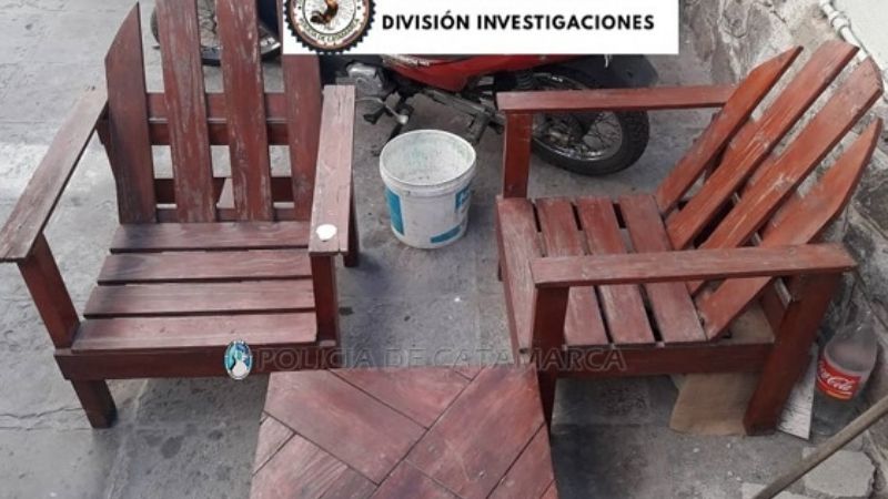 Recuperan dos sillones y una mesa