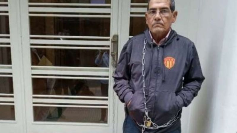 Dirigente chaqueño reclama encadenado en la AFA