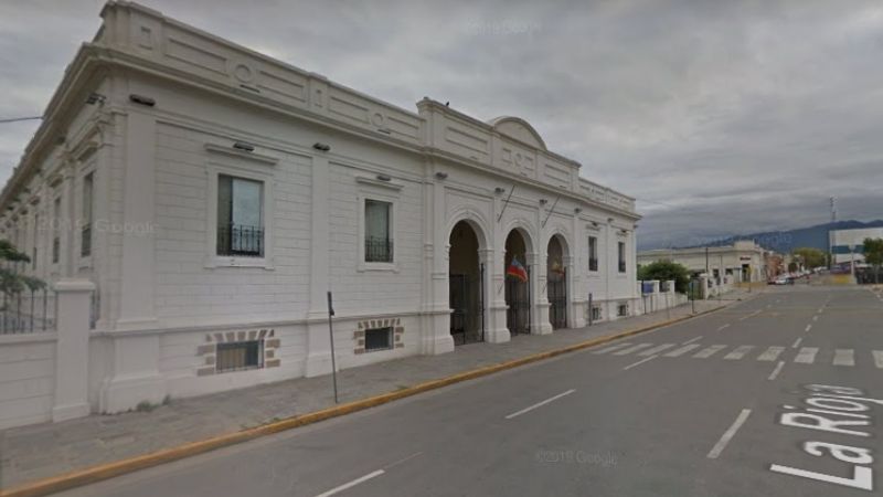 Protesta de becados y beneficiarios de planes en la Municipalidad