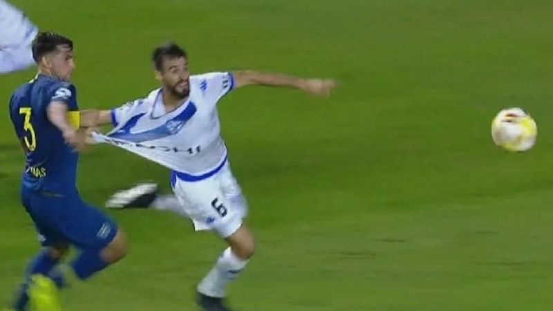 A Vélez no le cobraron un claro penal