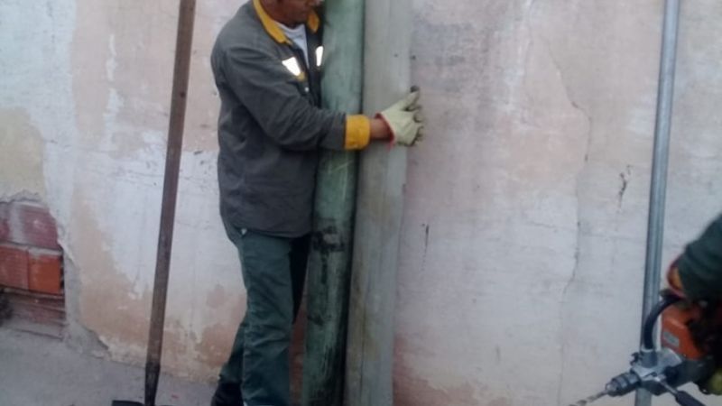 Arreglo y cambio de poste en barrios del norte