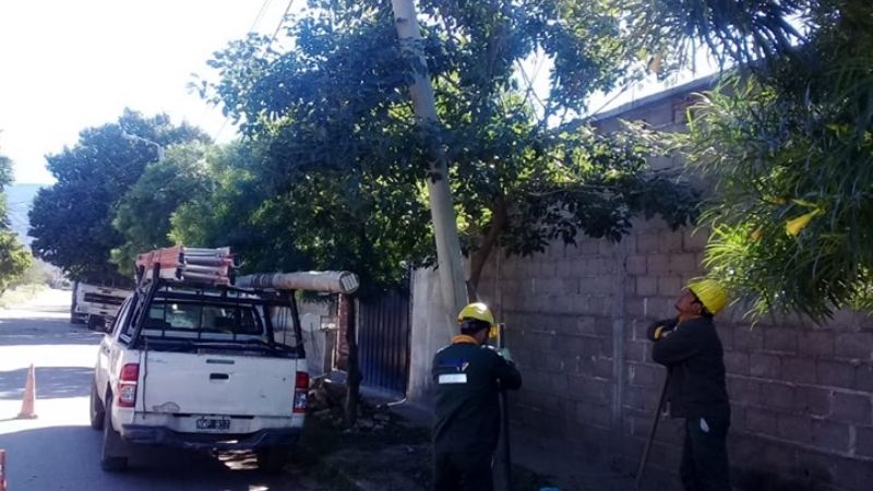 Arreglo y cambio de poste en barrios del norte