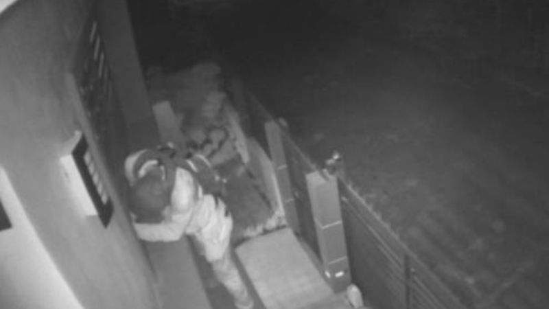 Descubren a un ladrón cuando intentaba ingresar a una escuela