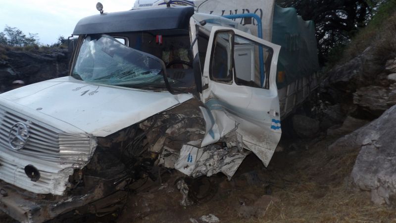 Camión cargado de papas perdió el control y chocó en la ruta 1