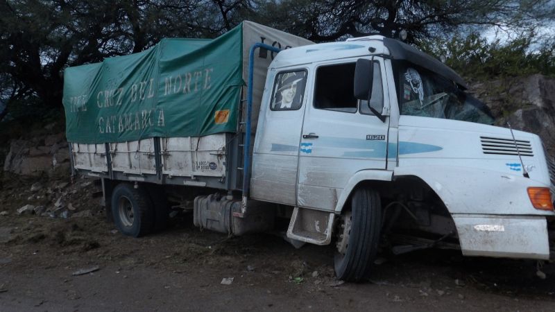 Camión cargado de papas perdió el control y chocó en la ruta 1