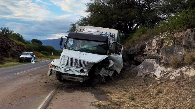 Camión cargado de papas perdió el control y chocó en la ruta 1