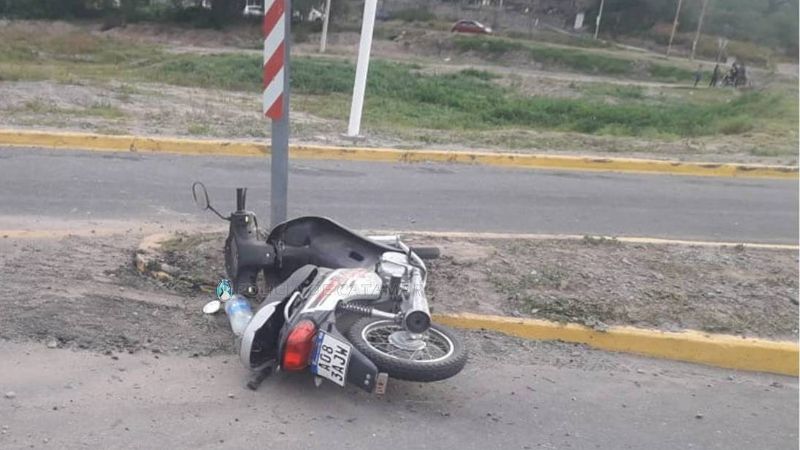 Perdió el control de la moto y terminó herido