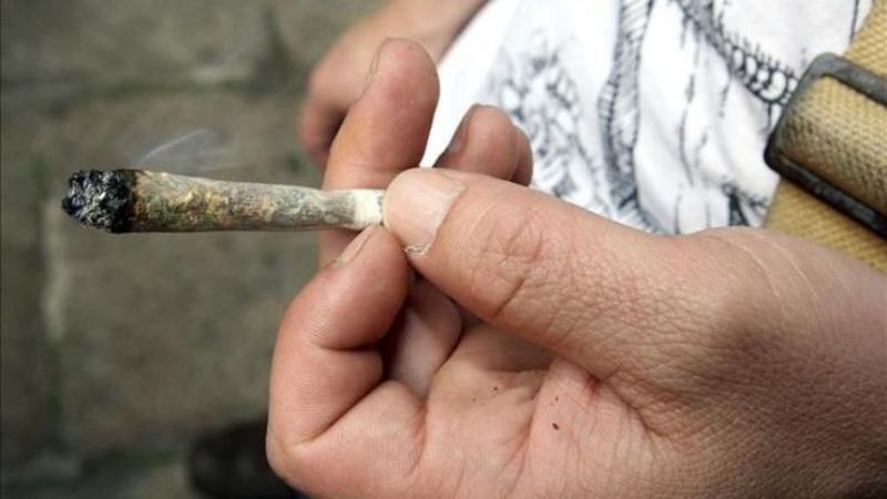 Policías encontraron a dos adolescentes con cigarrillos de marihuana