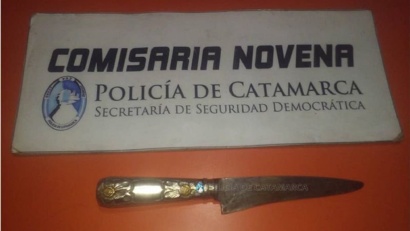 Atacó con un cuchillo a policías