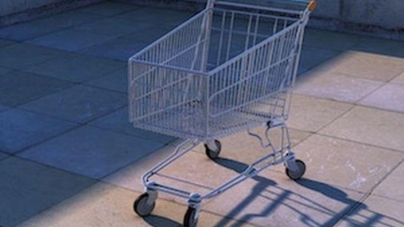 Aprehenden a un joven con un carro de compras robado en un supermercado