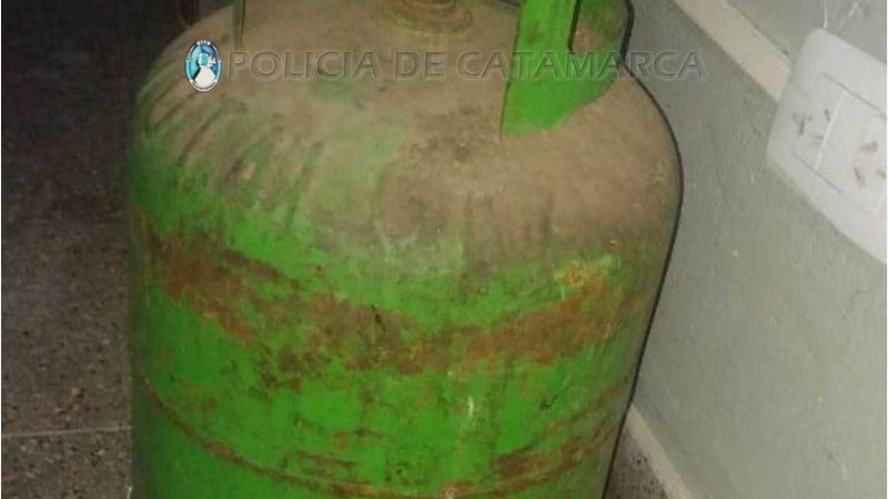 Le robaron la garrafa y policías la encontraron en un descampado